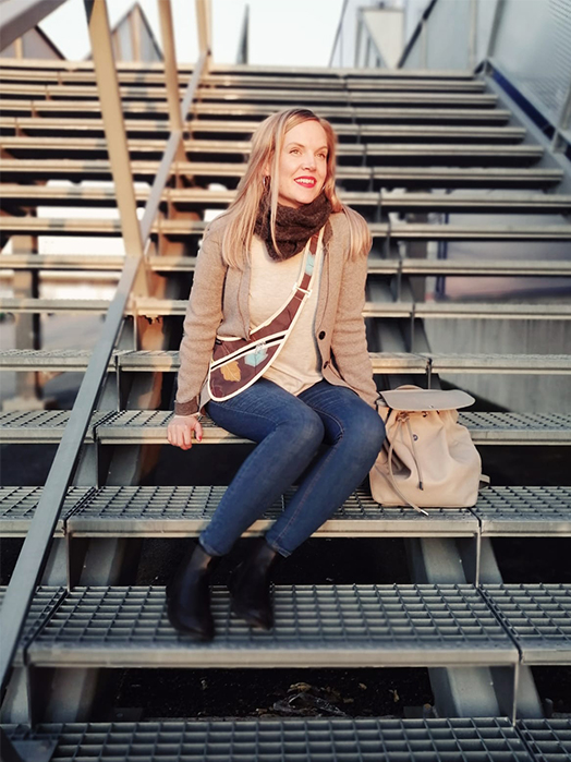 Heijastinolkavyö Maija Onnelan päällä.